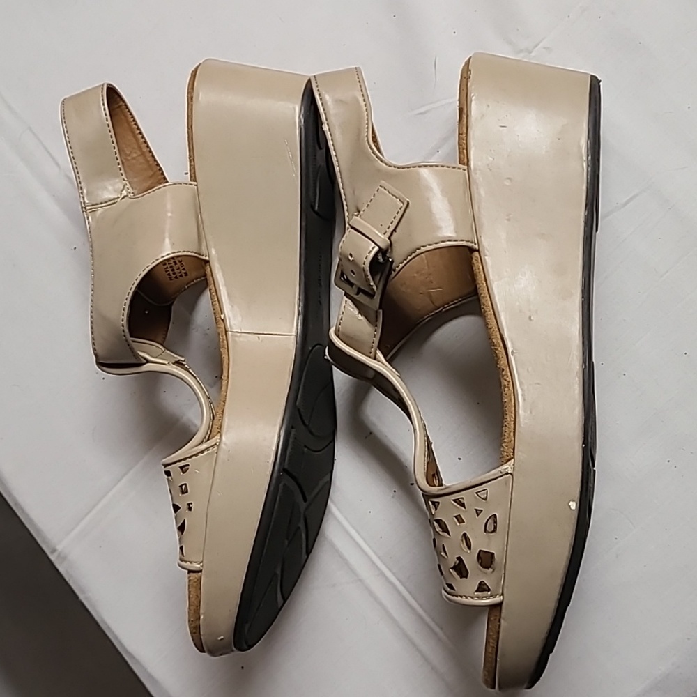 Eyeletted Boho T-strap Buckle Wedge Sandals Beige Natural Soul Naturalizer 9M - Picture 15 of 15